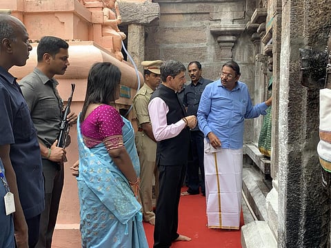 பட விளக்கம்: கோயிலில் உள்ள கல்வெட்டுகளை பார்வையிட்டு ஆய்வு செய்தார் ஆளுநர் ஆர்.என்.ரவி