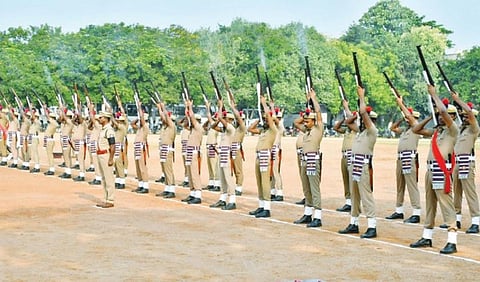 திருவண்ணாமலை மாவட்ட ஆயுதப்படை மைதானத்தில் துப்பாக்கி குண்டுகள் முழங்க காவலர் வீர வணக்க நாள் அனுசரிக்கப்பட்டது.