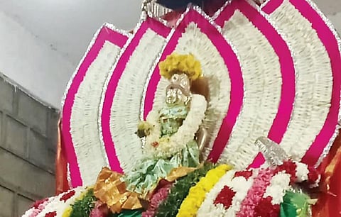 கன்னியாகுமரி பகவதியம்மன் கோயில் நவராத்திரி விழாவில் வெள்ளி காமதேனு வாகனத்தில் பவனி வந்த அம்மன்.