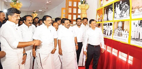 ராமநாதபுரத்தில் கலைஞர் நூற்றாண்டு விழா புகைப்படக் கண்காட்சியை திறந்து வைத்து பார்வையிட்ட அமைச்சர்கள் சாத்தூர் ராமச்சந்திரன், ராஜ கண்ணப்பன், மெய்யநாதன், கணேசன் உள்ளிட்டோர்.