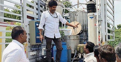 விருதுநகர் அருகே பேராலியில் செப்டிக் டேங்கை நவீன தொழில்நுட்ப முறையில் சுத்தம் செய்யப்படுவதை பார்வையிட்ட விருதுநகர் நகராட்சித் தலைவர் மாதவன் உள்ளிட்டோர்.