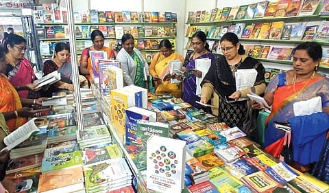 உதகையிலுள்ள பழங்குடியினர் பண்பாட்டு மையத்தில் நடைபெற்று வரும் புத்தகத் திருவிழாவில் ஆர்வமுடன் புத்தகங்களை தேடும் பொதுமக்கள்.
