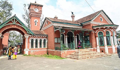 சஸ்பெண்ட் செய்யப்பட்ட முதல்வர், பேராசிரியரை உதகை அரசு கலை கல்லூரியில் மீண்டும் பணியமர்த்தக்கூடாது: தமிழ்நாடு பல்கலை. செயற்குழு கூட்டத்தில் தீர்மானம்