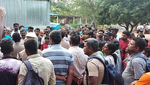 சதுரகிரி நவராத்திரி வழிபாட்டுக்காக அளிக்கப்பட்டிருந்த அனுமதி ரத்து செய்யப்படுவதாக வனத்துறை அறிவித்தது.