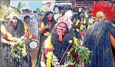 தசரா திருவிழாவை முன்னிட்டு குலசேகரன்பட்டினத்தில் பல்வேறு வேடமணிந்து வலம் வந்த பக்தர்கள்.படம்: என்.ராஜேஷ்