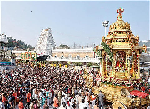 திருப்பதி நவராத்திரி பிரம்மோற்சவம் தங்க தேரில் மலையப்பர் ஊர்வலம்