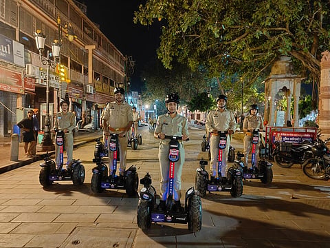 குறுகிய சந்துகளில் புகுந்து செல்லும் மின்சார ஸ்கூட்டர்: வாரணாசி காவல் துறையின் புதிய முயற்சி