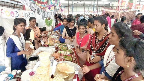 தொழில் முனைவோராக மாறிய மாணவர்கள்: விருதுநகர் கல்லூரியில் களை கட்டிய அங்காடி திருவிழா