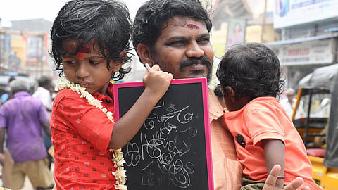 திருநெல்வேலியில் நடைபெற்ற வித்யாரம்பம் நிகழ்ச்சிக்காக தனது குழந்தைகளை அழைத்துச் சென்ற தந்தை