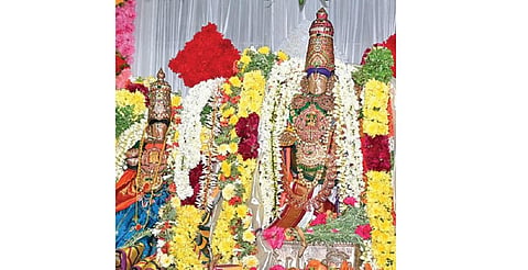 ஒப்பிலியப்பன் கோயில், வேங்கடாசலபதி கோயிலில் நடைபெற்ற 108-ம் ஆண்டு திருக்கல்யாண உற்சவ பெருவிழாவில் சிறப்பு அலங்காரத்தில் காட்சியளித்த பூமிதேவி உடனாய பொன்னப்பர்.