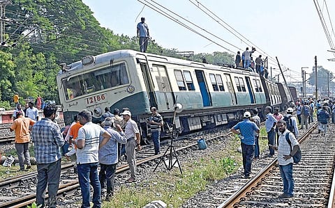 ஆவடி ரயில் நிலையம் அருகே நேற்று தடம் புரண்ட மின்சார ரயில்.