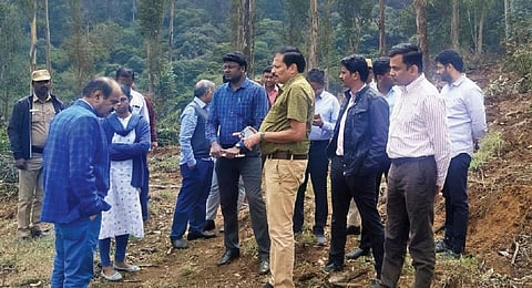 உதகையை அடுத்த கிளன்மார்கன் பகுதியில் அந்நிய தாவரங்கள் அகற்றும் பணியை ஆய்வு செய்த சென்னை உயர்நீதிமன்ற நீதிபதிகள்.
