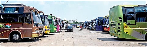 தனியார் ஆம்னி பேருந்து ஸ்டிரைக் நேற்று வாபஸ் பெறப்பட்டதை அடுத்து, கோயம்பேடு ஆம்னி பேருந்து நிலையத்தில் வெளியூர்களுக்கு செல்ல போக்குவரத்துக்கு தயார் நிலையில் நின்றிருந்த பேருந்துகள். படம்: ம.பிரபு