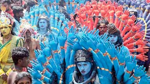 தசரா திருவிழாவின்போது காளி உள்ளிட்ட பல்வேறு வேடமணிந்த பக்தர்கள் குலசேகரன்பட்டினத்தில் குவிந்தனர். படம் : என்.ராஜேஷ்