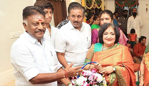 நடிகர் ரஜினிகாந்த் வீட்டில் நவராத்திரி பூஜை கோலாகலம்: தமிழிசை, துர்கா ஸ்டாலின், ஓபிஎஸ் பங்கேற்பு