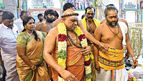 சேலம் கோட்டை மாரியம்மன் கோயில் கும்பாபிஷேக விழா நாளை நடைபெறுகிறது. இதையொட்டி திருவாவடுதுறை ஆதீனம் அம்பலவாண தேசிக பரமாச்சாரிய சுவாமிகள் நேற்று கோயிலை பார்வையிட்டார். படம்: எஸ்.குரு பிரசாத்