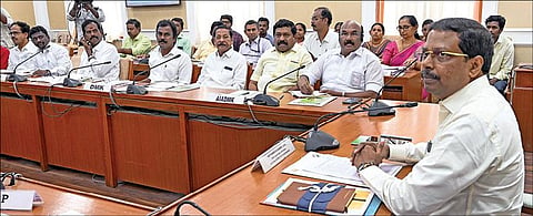 வாக்காளர் பட்டியல் திருத்தப் பணிகள் தொடர்பாக அனைத்து கட்சி பிரதிநிதிகளுடன், தமிழக தலைமை தேர்தல் அதிகாரி சத்யபிரத சாஹூ சென்னை தலைமைச் செயலகத்தில் நேற்று ஆலோசனை நடத்தினார். படம்: ம.பிரபு
