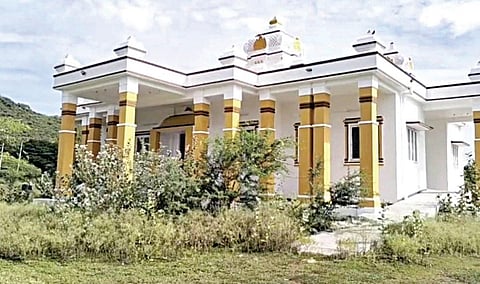 அச்சிறுப்பாக்கம் பகுதியில் முட்புதர்கள் மண்டி காணப்படும் இரட்டைமலை சீனிவாசன் நினைவு மண்டபம்.