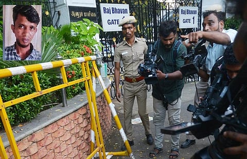 ஆளுநர் மாளிகை பெட்ரோல் குண்டு வீசப்பட்ட இடம் | உள்படம்: கருக்கா வினோத்