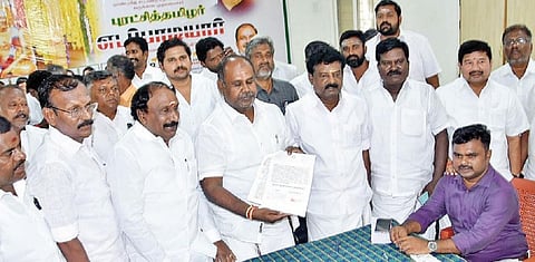 ரத்தத்தில் கையெழுத்திட்டு அதிமுக பொதுச்செயலாளர் பழனிசாமி மற்றும் தொண்டர்களுக்கு அழைப்பு விடுத்த முன்னாள் அமைச்சர் ஆர்.பி.உதயகுமார் மற்றும் நிர்வாகிகள்.