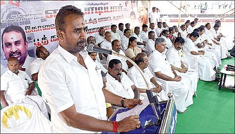 கோவையில் நேற்று நடைபெற்ற அதிமுக நிர்வாகிகள் கூட்டத்தில் பேசிய கட்சியின் கொறடா எஸ்.பி.வேலுமணி. படம்: ஜெ.மனோகரன்