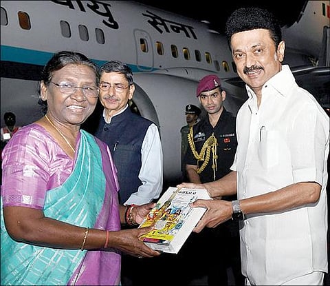இந்திய கடல்சார் பல்கலைக்கழக பட்டமளிப்பு விழாவில் கலந்து கொள்வதற்காக சென்னைக்கு நேற்று வந்த குடியரசுத் தலைவர் திரவுபதி முர்முவை சென்னை விமான நிலையத்தில், முதல்வர் மு.க.ஸ்டாலின் `மணிமேகலை’ காப்பியத்தின் ஆங்கில பதிப்பு புத்தகம் வழங்கி வரவேற்றார். அருகில் ஆளுநர் ஆர்.என்.ரவி.