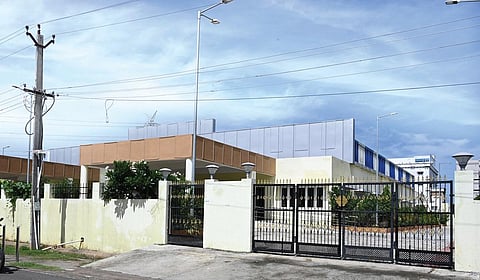 மறைமலை நகரில் திறக்கப்படாமல் உள்ள சமுதாயக் கூடம் | படம்: எம்.முத்துகணேஷ்