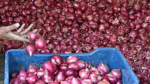 சில்லறை விற்பனையில் அதிகரித்து வரும் வெங்காய விலையை குறைக்க மத்திய அரசு நடவடிக்கை