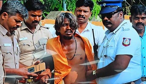 ஆளுநர் மாளிகை முன் பெட்ரோல் குண்டு வீசப்பட்ட விவகாரம் தொடர்பாக சிசிடிவி வீடியோ காட்சிகளை காவல் துறை வெளியிட்டது | படம்: ம.பிரபு