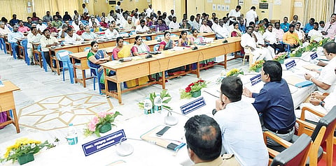 திருவண்ணாமலை மாவட்ட வளர்ச்சிக்கான ஒருங்கிணைப்பு மற்றும் மேற்பார்வை குழு கூட்டத்தில் பேசும் நாடாளுமன்ற உறுப்பினர் சி.என்.அண்ணாதுரை. அருகில், ஆட்சியர் பா.முருகேஷ் உள்ளிட்டோர்.