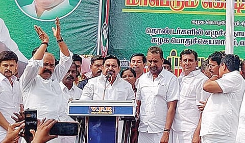 திருப்பூர் மாவட்டம் காங்கயம் பேருந்து நிலைய பகுதியில் 52 அடி உயர கம்பத்தில் கட்சிக்கொடியை ஏற்றி வைத்து பேசிய அதிமுக பொதுச்செயலாளர் பழனிசாமி.