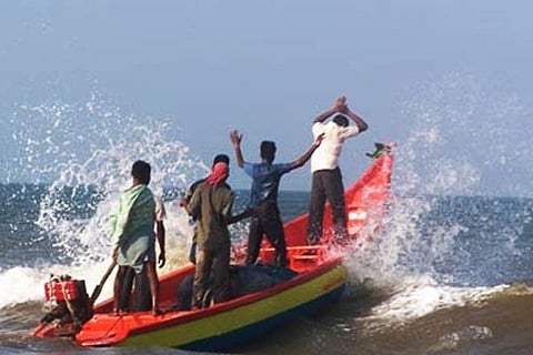 மாலத்தீவு கடற்படையினரால் தூத்துக்குடி மீனவர்கள் 12 பேர் கைது