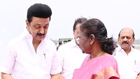 சென்னை விமான நிலையத்தில் குடியரசுத் தலைவர் முர்முவை சந்தித்த முதல்வர் ஸ்டாலின், நீட் விலக்கு மசோதாவுக்கு ஒப்புதல் அளிக்க வலியுறுத்தி, கோரிக்கை மனுவை வழங்கினார்.