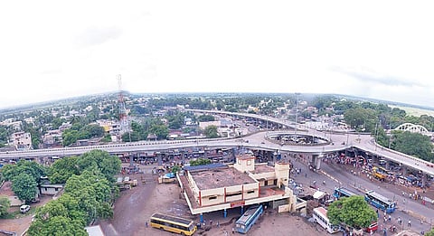 திண்டிவனத்தின் அடையாளமான மேம்பாலம்.