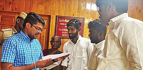 ராமநாதபுரம் ஆட்சியர் பா.விஷ்ணு சந்திரனிடம் மனு அளித்த அரசு சட்டக் கல்லூரி மாணவர்கள்.