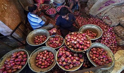 கோயம்பேடு சந்தையில் வெங்காயம் விலை உயர்வு: கிலோ ரூ.60-க்கு விற்பனை