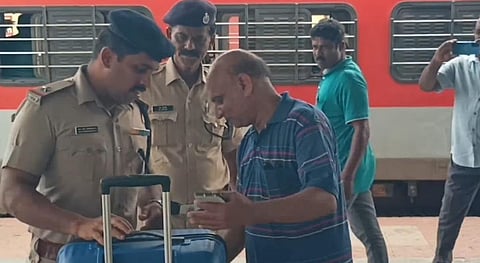கேரள குண்டுவெடிப்பு எதிரொலியாக கும்பகோணம் ரயில் நிலையத்தில் சோதனை மேற்கொண்ட ரயில்வே காவல்துறையினர்