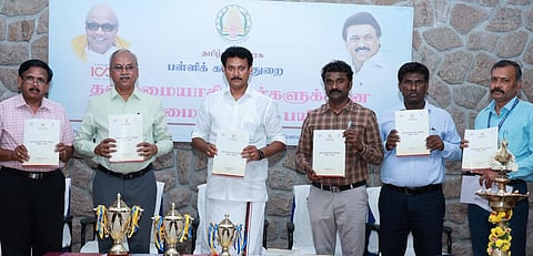 மதுரையில் இன்று தலைமை ஆசிரியர்களுக்கான தலைமைப் பண்பு பயிற்சி கையேட்டை அமைச்சர் அன்பில் மகேஸ் பொய்யாமொழி வெளியிட்டார்.