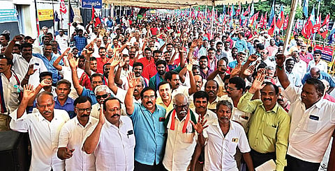 போக்குவரத்துத் துறையில், ஒப்பந்த அடிப்படையிலான நியமனங்களைத் தடை செய்தல் உள்ளிட்ட பல்வேறு கோரிக்கைகளை வலியுறுத்தி பல்லவன் இல்லம் அருகே போக்குவரத்து தொழிற்சங்கத்தினர் நேற்று ஆர்ப்பாட்டத்தில் ஈடுபட்டனர். படம்: எஸ்.சத்தியசீலன்