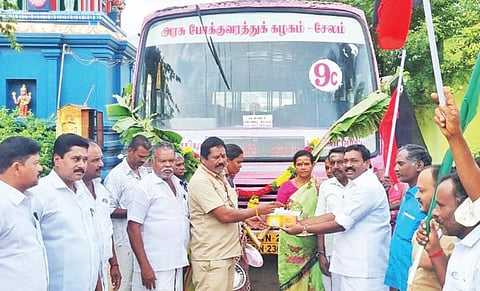பொம்மிடி அருகேயுள்ள மலைக் கிராமமான போதக்காட்டில் இருந்து தருமபுரிக்கு அரசுப் பேருந்து இயக்கத்தை திமுக ஒன்றிய செயலாளர் சரவணன் இனிப்பு வழங்கி தொடங்கி வைத்தார்.