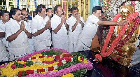 பசும்பொன்னில் உள்ள தேவர் நினைவிடத்தில், அவரது சிலைக்கு மாலை அணிவித்து முதல்வர் மு.க.ஸ்டாலின் மரியாதை செலுத்தினார். உடன், அமைச்சர்கள் தங்கம் தென்னரசு, மூர்த்தி, சாத்தூர் ராமச்சந்திரன், ராஜகண்ணப்பன், பெரியகருப்பன், பழனிவேல் தியாகராஜன் உள்ளிட்டோர்.