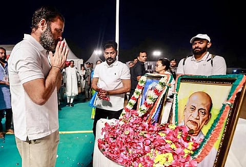 இந்திரா காந்தி மற்றம் வல்லாபாய் படேலின் படங்களுக்கு மலர் தூவி மரியாதை செலுத்தும் ராகுல் காந்தி