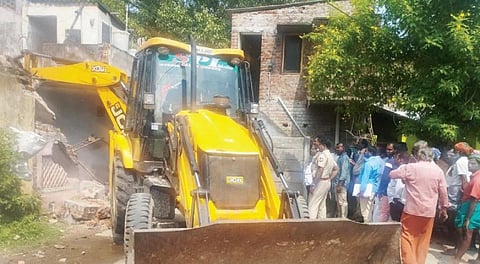 சிதம்பரம் வேங்கான் தெரு குருநமச்சிவாயர் மடவளாக பகுதியில் ஆக்கிரமிப்பு வீடுகள் அகற்றும் பணி தொடங்கியது.