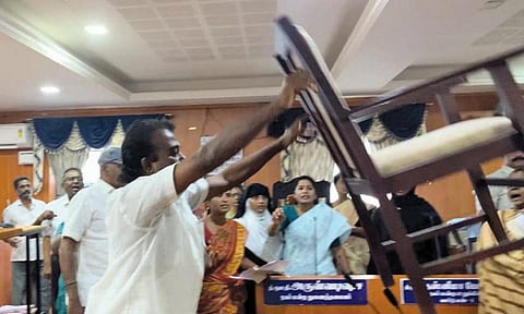 மேட்டுப்பாளையம் நகர்மன்றக் கூட்டத்தில் வீசப்பட்ட நாற்காலி.