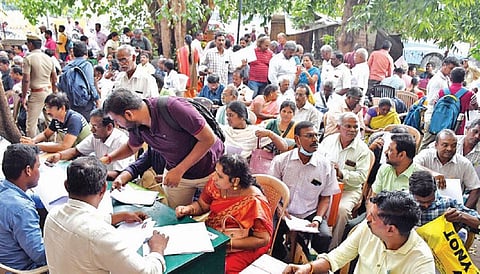 நிதி மோசடி தொடர்பாக பொருளாதார குற்றப்பிரிவு போலீஸில் புகார் அளிப்பதற்காக, கோவையில் உள்ள முன்னாள் படைவீரர் நல அலுவலக வளாகத்தில் நேற்று திரண்ட பாதிக்கப்பட்டவர்கள். படம்: ஜெ.மனோகரன்