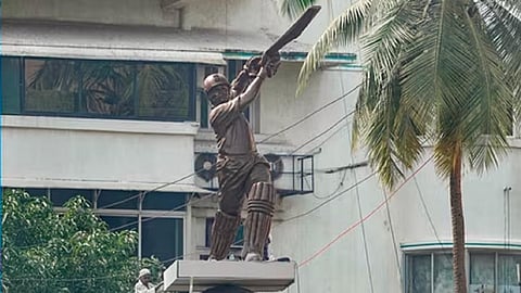 வான்கடே மைதானத்தில் திறப்பு விழாவுக்கு தயார் செய்யப்பட்டு வரும் சச்சின் டெண்டுல்கரின் சிலை.