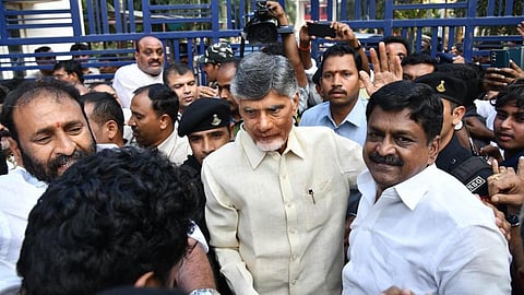 சிறையில் இருந்து வெளியே வந்த தெலுங்கு தேசம் கட்சி தலைவர் சந்திரபாபு நாயுடு.