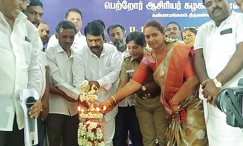 புதுப்பேட்டையில் அரசு பள்ளி மாணவர்களுக்கான தேர்வை கொண்டாடுவோம் என்ற பயிலரங்கத்தில் குத்து விளக்கு ஏற்றி தொடங்கி வைத்த திரைப்பட நடிகர் தாமு.
