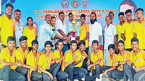 17-வது அட்யா பட்யா ஜூனியர் மாநில சாம்பியன்ஷிப் போட்டியில் சாம்பியன் பட்டம் வென்ற ஈரோடு அணியினர்.