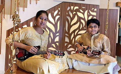 இறை கீதங்கள்: மேண்டலினை இசைக்கும் சின்னஞ்சிறு கிளிகள்!